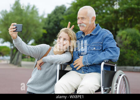 Senior man in wheelchair extérieur avec sa fille Banque D'Images