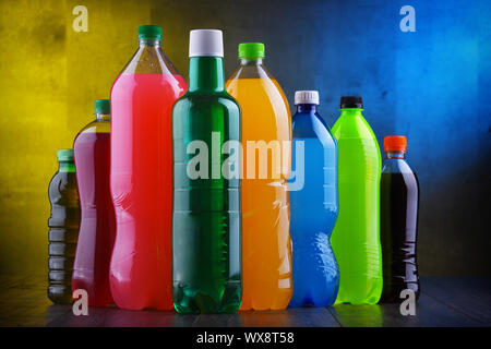 Les bouteilles en plastique d'un assortiment de boissons gazeuses non alcoolisées dans une variété de couleurs Banque D'Images