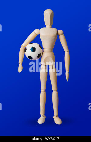 Jouet en bois Football figure sur bleu Banque D'Images