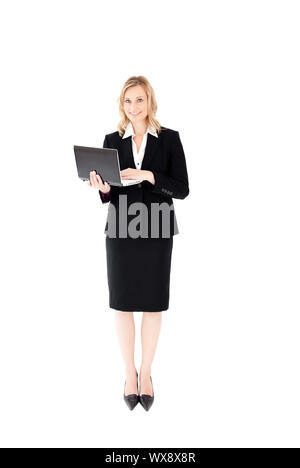 L'auto-assurance femme en utilisant son ordinateur portable standing against white background Banque D'Images