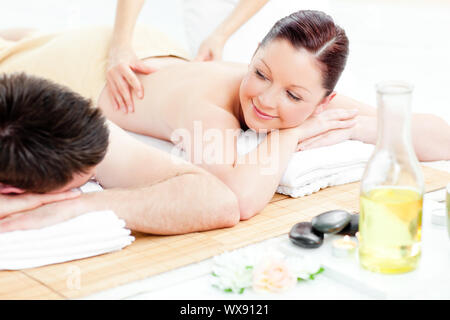 Portrait jeune couple recevant un massage arrière dans un centre de spa Banque D'Images