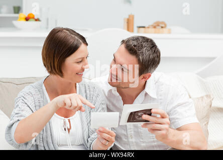 Les futurs parents à la recherche de X-ray à la maison Banque D'Images