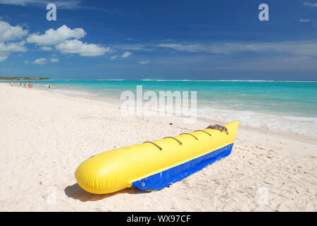 Banana Boat sur une plage des Caraïbes en République Dominicaine Banque D'Images