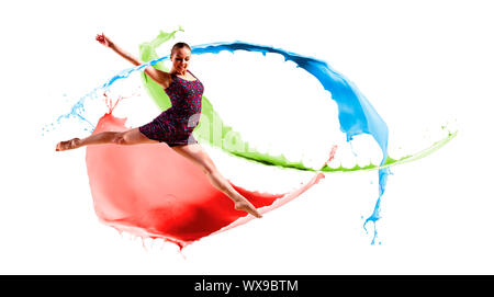 Dancer jumping on la couleur de fond d'éclaboussures de peinture Banque D'Images