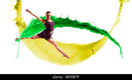 Dancer jumping on la couleur de fond d'éclaboussures de peinture Banque D'Images