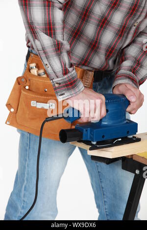Artisan travaillant sur une planche en bois Banque D'Images