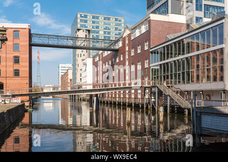 La voie navigable dans le port intérieur de Harburg, district de Hambourg Banque D'Images