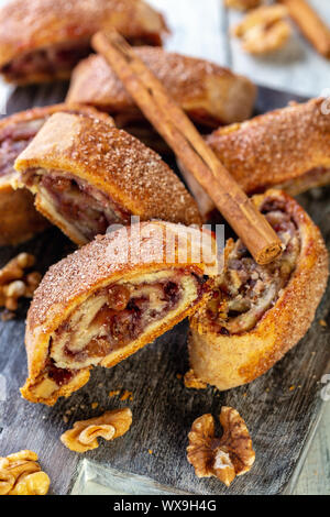 Rugelach de sucre à la cannelle, confiture et des écrous. Banque D'Images