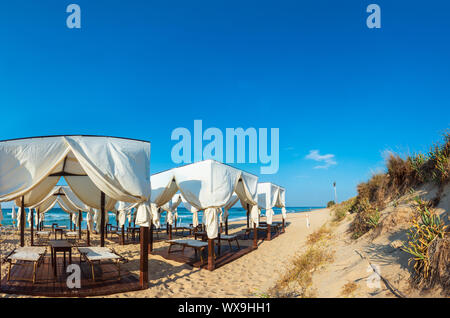 Matin, plage de sable Pescoluse, Pouille, Italie Banque D'Images