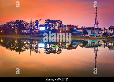 Lever de soleil sur lac de Xuan Huong, Dalat, Vietnam. Banque D'Images