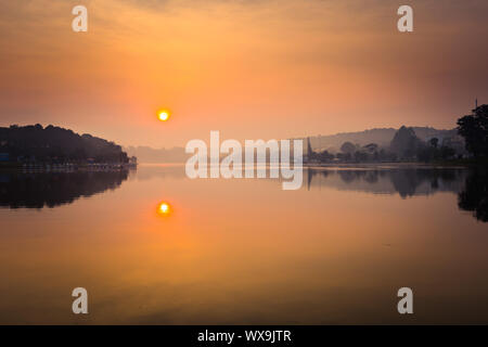 Lever de soleil sur lac de Xuan Huong, Dalat, Vietnam Banque D'Images