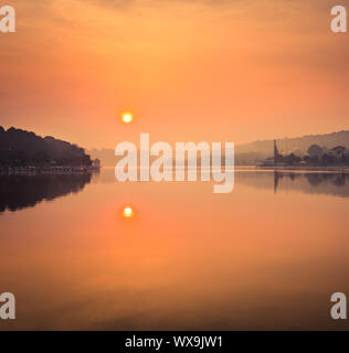 Lever de soleil sur lac de Xuan Huong, Dalat, Vietnam Banque D'Images