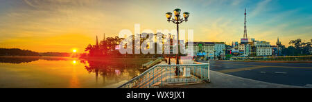 Lever de soleil sur lac de Xuan Huong, Dalat, Vietnam. Panorama Banque D'Images