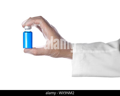 Un médecin est titulaire d'un flacon rempli de liquide bleu avec ses gants en latex. Isolé sur blanc. Banque D'Images