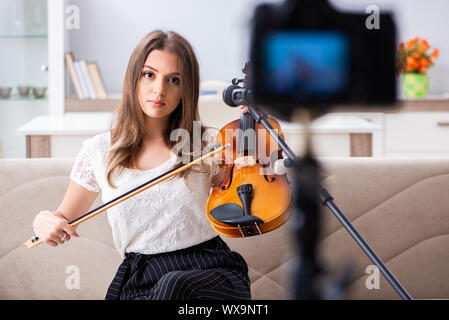 Belle femelle blogger playing violin Banque D'Images