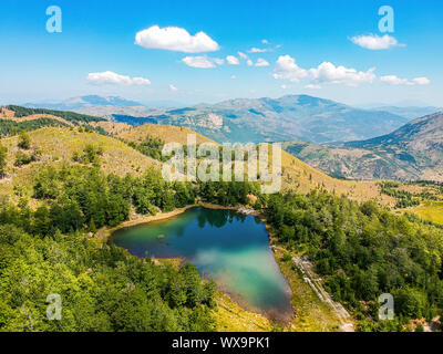 Dans Rrasave Lake Lure, Parc National de l'Albanie Banque D'Images