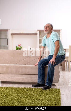 Un homme à barbe blanche à la maison Banque D'Images