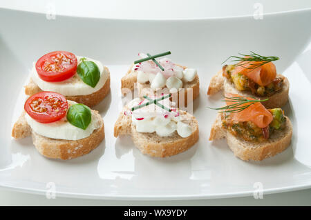 Sélection de plats végétariens apéritifs organisés sur plaque blanche Banque D'Images