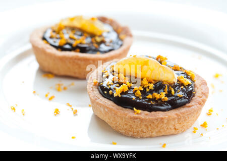 Mini tarte au chocolat avec des zestes d'orange et mandarine topping Banque D'Images