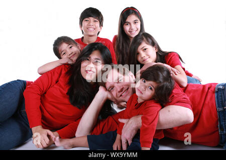 Grande famille de sept en rouge shirts et jeans isolated on white Banque D'Images