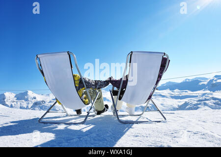 Couple dans la montagne en hiver, Val-d'Isère, Alpes, France Banque D'Images