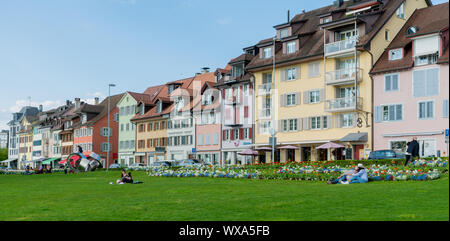 Zug, ZG / Suisse - 20 avril, 2019 : se détendre et profiter d'une belle journée de printemps sur le lac sh Banque D'Images