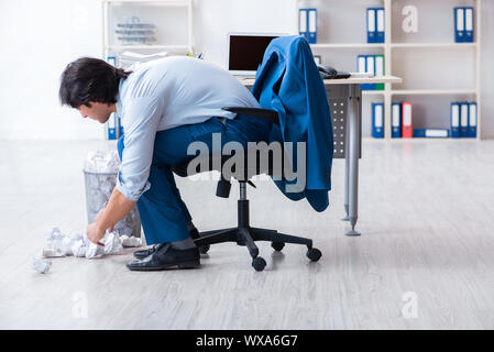 Businessman rejeter de nouvelles idées avec un bon nombre de documents Banque D'Images