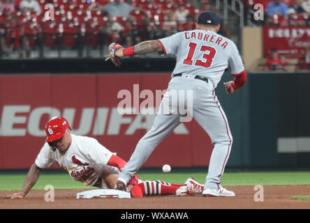 Saint Louis, États-Unis. 16 Sep, 2019. Cardinals de Saint-Louis Kolten Wong est sûre à la deuxième base comme Washington Nationals Asdrubal Cabera imbroglios le baseball dans la troisième manche au Busch Stadium de Saint-louis le lundi, Septembre 16, 2019. Photo de Bill Greenblatt/UPI UPI : Crédit/Alamy Live News Banque D'Images