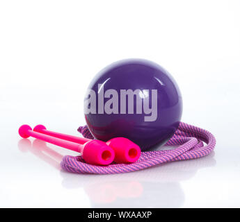 Appareils de gymnastique. La corde à sauter, les clubs de gymnastique rythmique Gymnastique et isolé sur fond blanc Banque D'Images