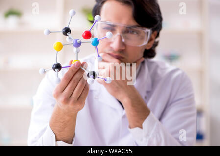 Jeune homme dans le laboratoire scientifique Banque D'Images