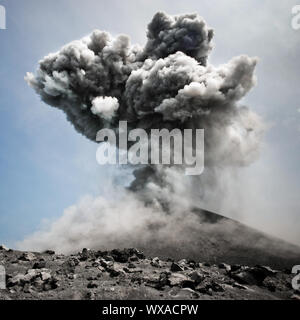 Éruption volcanique sous toutes ses beauté dangereuse Banque D'Images