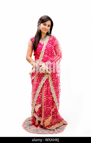 Belle Bangali mariée en robe colorée, isolé permanent Banque D'Images