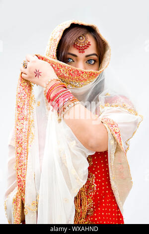 Mariée élégante Bengali avec voile à l'avant de la bouche, isolé Banque D'Images
