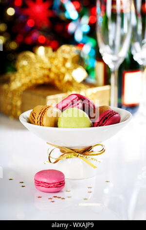 Macarons colorés sur fond d'arbre de Noël Banque D'Images