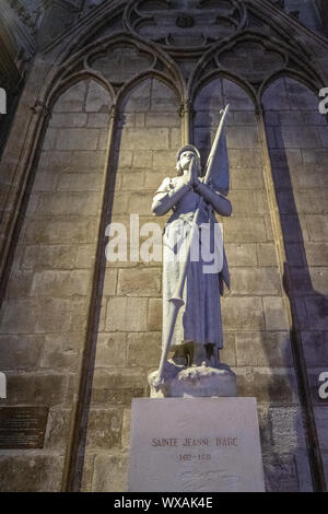 Statut du xixe siècle de Jeanne d'Arc par Charles Desvergnes à l'intérieur de Notre-Dame de Paris, cathédrale gothique médiévale à Paris, France Banque D'Images