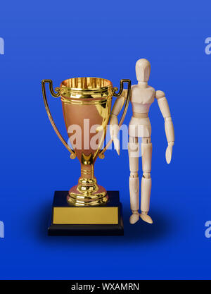 Jouet en bois figure et golden trophy cup sur bleu Banque D'Images
