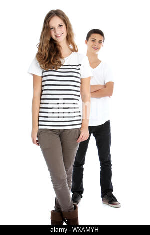 Full body studio portrait of smiling young deux adolescents branchés dans smart casual vêtements avec la fille au premier plan et le garçon derrière isolé sur whi Banque D'Images