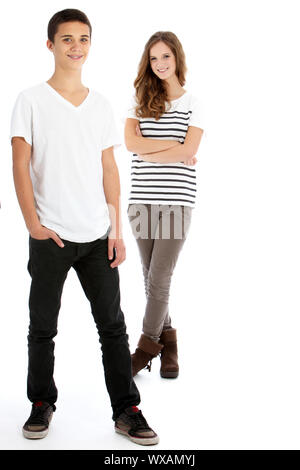 Full body studio portrait of happy young deux adolescents branchés dans smart les tenues avec le garçon dans l'avant-plan et une fille derrière isolated on white Banque D'Images