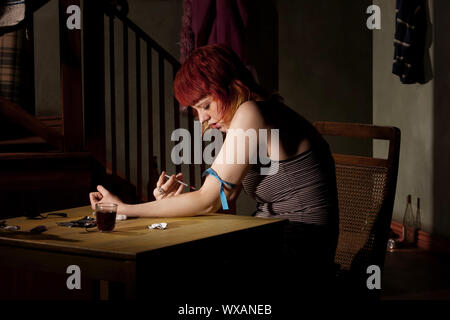 Femme avec les pistes sur son bras d'héroïne par injection Banque D'Images