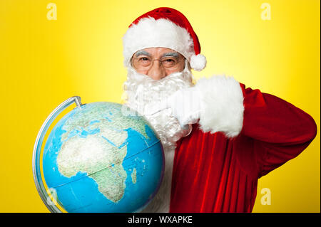 C'est là où je vais la veille de Noël. Santa avec globe. Banque D'Images