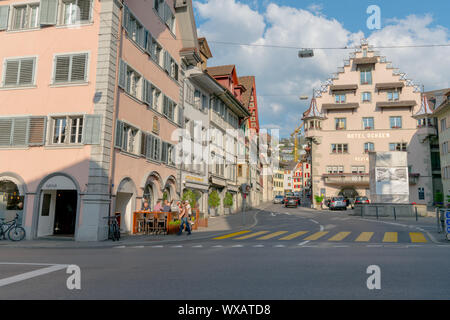 Zug, ZG / Suisse - 20 avril, 2019 : beaucoup de personnes bénéficiant d'une belle soirée de printemps dans l'histo Banque D'Images