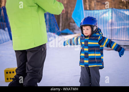 Petit garçon ayant d'abord leçon de ski Banque D'Images