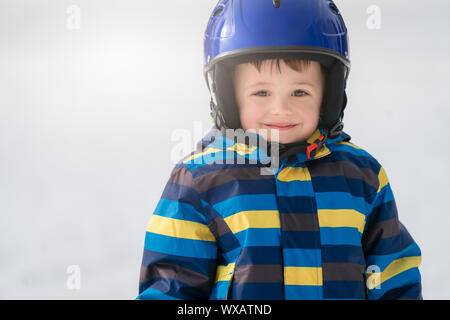 Portrait d'hiver d'un jeune garçon portant des casques de ski Banque D'Images