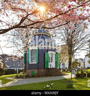 Rococo histotical maison du jardin au printemps, Radevormwald, Nordrhein-Westfalen, Germany, Europe Banque D'Images