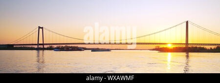 Pont sur le Rhin à Emmerich, coucher du soleil, Bas-rhin, Rhénanie du Nord-Westphalie, Allemagne Europe Banque D'Images