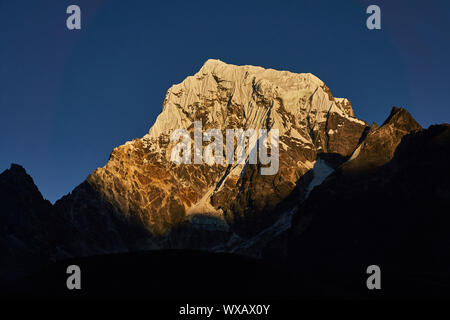 Cholatsein la montagne du Népal au coucher du soleil Banque D'Images