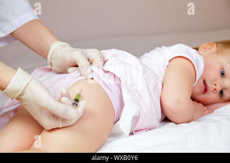 Médecin donnant un enfant une injection intramusculaire Banque D'Images