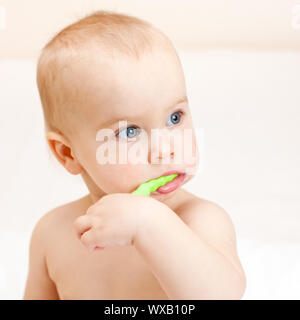 Little baby girl avec brosse à dents verte Banque D'Images