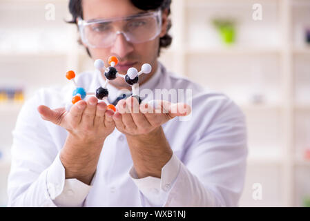 Jeune homme dans le laboratoire scientifique Banque D'Images