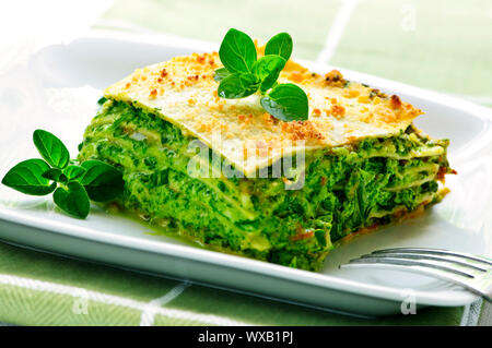 Portion de Lasagne aux épinards végétarien frais cuit sur une plaque Banque D'Images